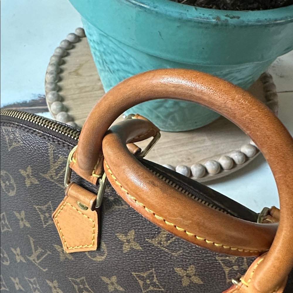 Authentic Louis Vuitton Alma MM - Picture 3 of 11